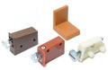Kování na korpusy - Materiál - Plast